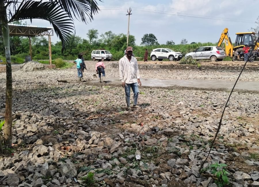 स्टॅन्ड वर पेव्हिंग block बसवणे