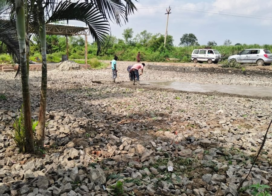 स्टॅन्ड वर पेव्हिंग block बसवणे1